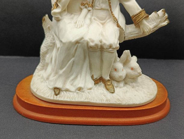 Статуэтка винтажная "Влюбленная пара с двумя кроликами", фарфор / дерево, 14 х 15 см, Италия, 1960-70гг.