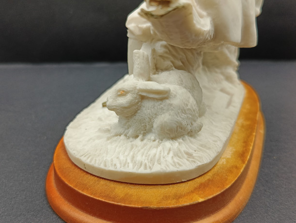 Статуэтка винтажная "Влюбленная пара с двумя кроликами", фарфор / дерево, 14 х 15 см, Италия, 1960-70гг.
