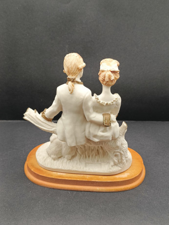 Статуэтка винтажная "Влюбленная пара с двумя кроликами", фарфор / дерево, 14 х 15 см, Италия, 1960-70гг.