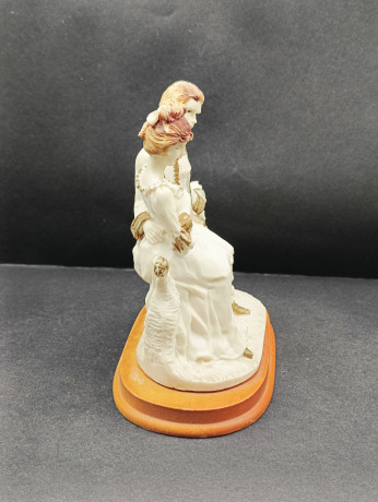 Статуэтка винтажная "Влюбленная пара с двумя кроликами", фарфор / дерево, 14 х 15 см, Италия, 1960-70гг.