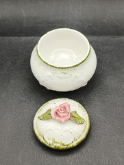 Шкатулка винтажная на ножках, с объемным цветком на крышке, керамика, 10 х 8 см, Италия, 1960-70гг.