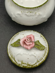 Шкатулка винтажная на ножках, с объемным цветком на крышке, керамика, 10 х 8 см, Италия, 1960-70гг.