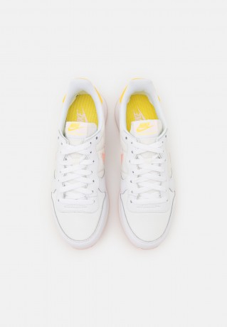 Nike Sportswear INTERNATIONALIST Sneaker low white/arctic orange/sail/orange pearl INTERNATIONALIST Низкие кроссовки женские белый/арктический апельсин/парус/оранжевый жемчуг