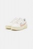 Nike Sportswear AIR FORCE 1 PLATFORM Sneaker low sail/light silver/shimmer/arctic orange/coconut milk AIR FORCE 1 PLATFORM Низкие кроссовки женские парус/светло-серебристый/шиммер/арктический апельсин/кокосовое молоко