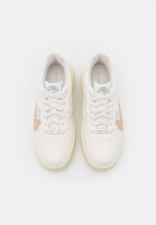 Nike Sportswear AIR FORCE 1 PLATFORM Sneaker low sail/light silver/shimmer/arctic orange/coconut milk AIR FORCE 1 PLATFORM Низкие кроссовки женские парус/светло-серебристый/шиммер/арктический апельсин/кокосовое молоко