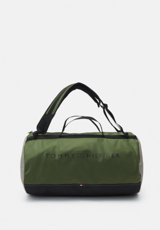 Tommy Hilfiger URBAN ESSENTIAL BARREL BAG UNISEX Holdall mentor green СУМКА URBAN ESSENTIAL BORREL BAG УНИСЕКС — дорожная сумка наставник зеленый