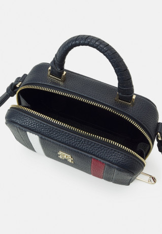 Tommy Hilfiger EMBLEM TRUNK CORP Across body bag space blue EMBLEM TRUNK CORP — Сумка через плечо космический синий