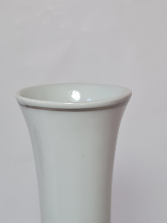 Ваза винтажная Spechtsbrunn, белый фарфор с темно-синим декором и серебряным ободком, 21 x 8,5 см, Германия, 1960-70гг.