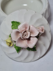 Шкатулка винтажная Bassano Italy, белый фарфор с декором  в виде розовых роз, 11 x 9 см, Италия, 1960-70гг.