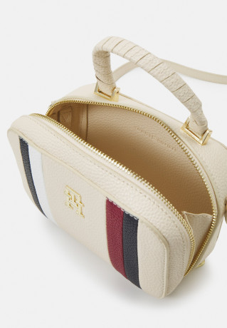 Tommy Hilfiger EMBLEM TRUNK CORP Across body bag sugarcane EMBLEM TRUNK CORP — Сумка через плечо сахарный тростник