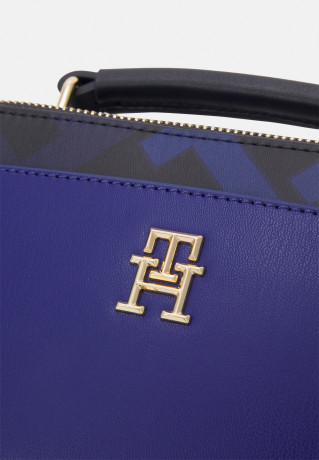 Tommy Hilfiger ICONIC TOMMY TRUNK MONOGRAM Across body bag space blue mix ICONIC TOMMY TRUNK MONOGRAM Сумка через плечо космический синий микс
