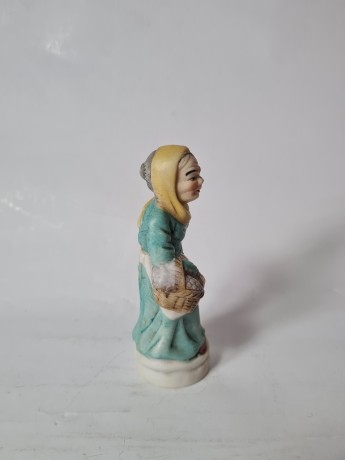 ARDCO Коллекционная керамическая фигурка "Старушка с корзинкой" 9смx6см, Германия, 1960-70гг.