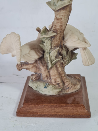 Композиция декоративная винтажная "3 белых голубя на дереве" Capodimonte, 19 x 9 см, Италия, 1950-60гг.