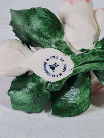 Фигурка винтажная ветка бело-розовых роз с зелеными лепестками Capodimonte, фарфор, 11 x 7 x 4 см, Италия, 1960-1970гг.