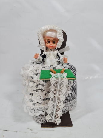 Фигурка винтажная "Бабушка c пряжей на стуле", 15 см, Германия, 1960-70гг.