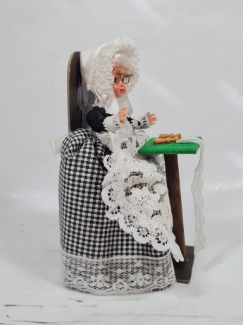 Фигурка винтажная "Бабушка c пряжей на стуле", 15 см, Германия, 1960-70гг.