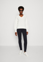 Tommy Hilfiger SWEATER Jumper ecru СВИТЕРА Джемперы экрю