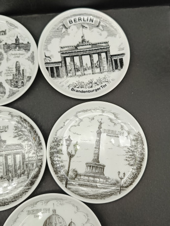 Набор тарелок декоративных винтажных HLR Berlin с изображениями достопримечательностей Берлина, в ч/б, фарфор, 8 шт., 10 см, Германия, 1970-80гг.