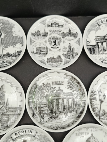 Набор тарелок декоративных винтажных HLR Berlin с изображениями достопримечательностей Берлина, в ч/б, фарфор, 8 шт., 10 см, Германия, 1970-80гг.