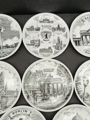 Набор тарелок декоративных винтажных HLR Berlin с изображениями достопримечательностей Берлина, в ч/б, фарфор, 8 шт., 10 см, Германия, 1970-80гг.