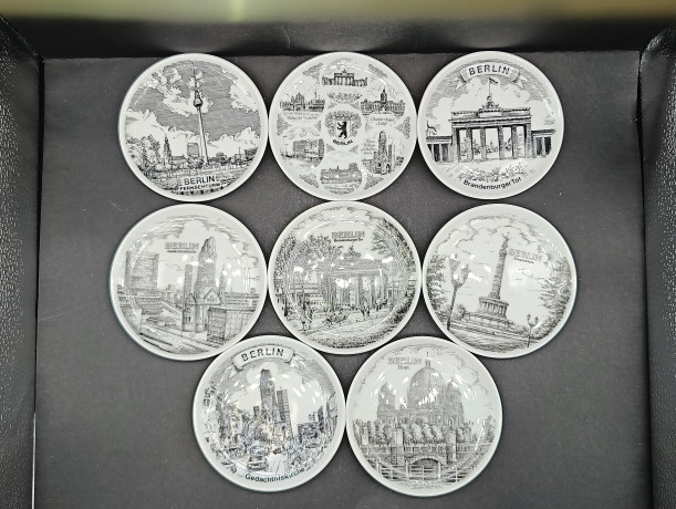 Набор тарелок декоративных винтажных HLR Berlin с изображениями достопримечательностей Берлина, в ч/б, фарфор, 8 шт., 10 см, Германия, 1970-80гг.