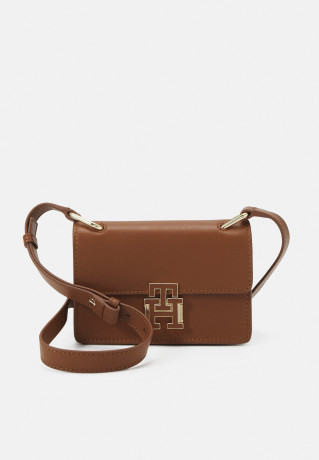 Tommy Hilfiger PUSHLOCK CROSSOVER Across body bag cognac PUSHLOCK CROSSOVER Сумка через плечо коньяк