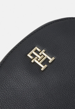 Tommy Hilfiger HALF MOON CAMERA BAG Across body bag black СУМКА ДЛЯ КАМЕРЫ HALF MOON Сумка через плечо черный