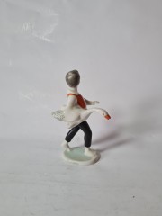 Hollohaza Porcelain Коллекционная керамическая фигурка "Мальчик Нильс с гусем", 13смx8см, Венгрия, 1960-70гг.