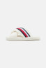 Tommy Hilfiger COMFY HOME SLIPPERS WITH STRAPS Slippers ecru КОМФОРТНЫЕ ДОМАШНИЕ ТАПОЧКИ С РЕМНЯМИ Тапочки экрю