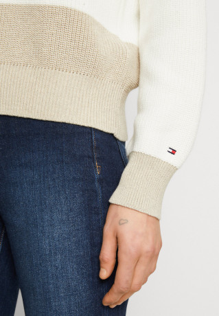 Tommy Hilfiger BOAT SWEATER Jumper ecru/grey oat ЛОДОЧНЫЙ СВИТЕР Джемперы экрю/серый овсяный