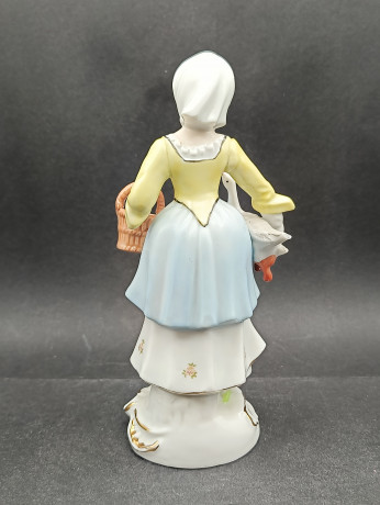 Статуэтка винтажная большая CDC "Девушка с гусем и корзинкой", стиль рококо, ручная работа, фарфор, 20 см, Шри-Ланка, 1970-80гг.