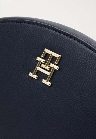 Tommy Hilfiger HALF MOON CAMERA BAG Across body bag space blue СУМКА ДЛЯ КАМЕРЫ HALF MOON Сумка через плечо космический синий