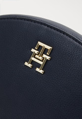 Tommy Hilfiger HALF MOON CAMERA BAG Across body bag space blue СУМКА ДЛЯ КАМЕРЫ HALF MOON Сумка через плечо космический синий