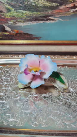 Фигурка винтажная Capodimonte, бело-розово голубой фарфор"Распустившийся бутон", 12 x 8 x 7 см, Италия, 1960-70гг.