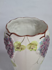 Ваза винтажная C.L.F. Faincas / Alcobaca с виноградными гроздьями, керамика, 23.5 см, Португалия, 1970-80гг.