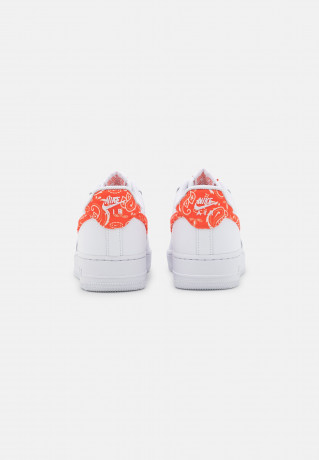 Nike Sportswear AIR FORCE 1 07 ESS SNKR Sneaker low white/rush orange AIR FORCE 1 07 ESS SNKR кроссовки женские низкие белый/оранжевый