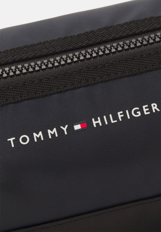 Tommy Hilfiger SKYLINE WASHBAG UNISEX Wash bag space blue SKYLINE WASHBAG UNISEX Сумка для стирки космический синий