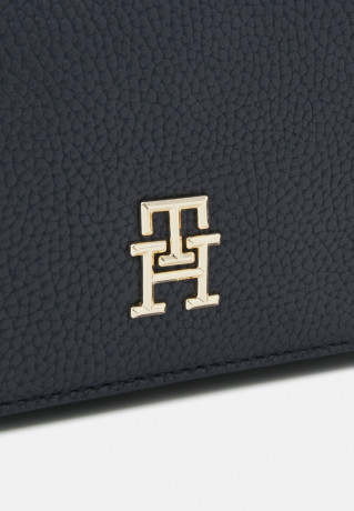 Tommy Hilfiger EMBLEM FLAP CROSSOVER Across body bag space blue EMBLEM FLAP CROSSOVER Сумка через плечо космический синий