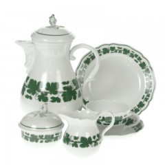 Meissen Meissen Neuer Ausschnitt - Voller gruner Weinkranz weisser Rand Kaffeeservice 6 Personen 21-tlg. Meissen New Cutout - Полный зеленый винный венок с белым краем Кофейный сервиз 6 человек 21 шт.