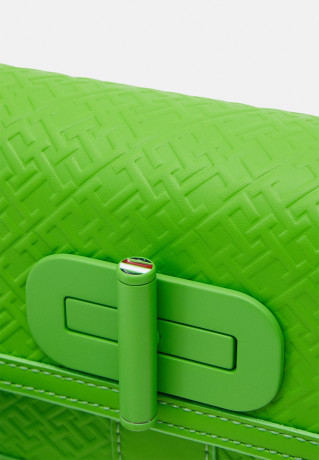 Tommy Hilfiger TURNLOCK CROSSOVER UNISEX Across body bag spring lime TURNLOCK CROSSOVER UNISEX Сумка через плечо весенняя известь