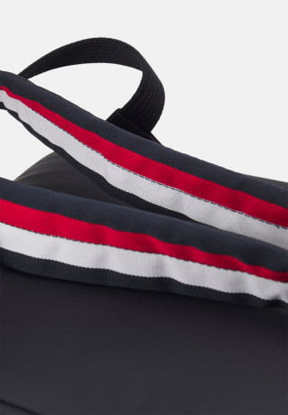 Tommy Hilfiger FLOW FLAP BACKPACK Rucksack space blue РЮКЗАК FLOW FLAP Рюкзак космический синий