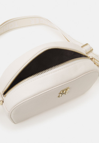 Tommy Hilfiger HALF MOON CAMERA BAG Across body bag weathered white СУМКА ДЛЯ КАМЕРЫ HALF MOON Сумка через плечо выветрившийся белый