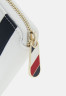 Tommy Hilfiger POPPY LARGE STRIPES Wallet breton МАК БОЛЬШИЕ ПОЛОСЫ Бумажник бретон