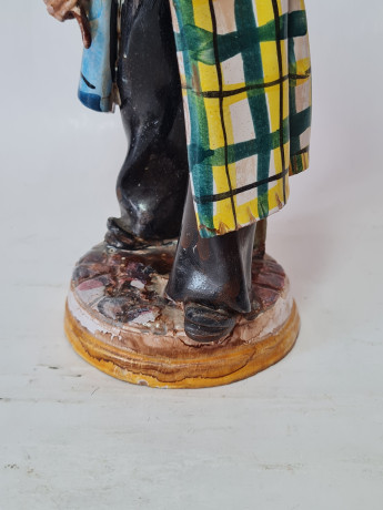 Статуэтка винтажная Termine Sciacca "Мужчина в национальном костюме со скатертью в руке", фарфор, 28 см, Германия, 1960-70гг.
