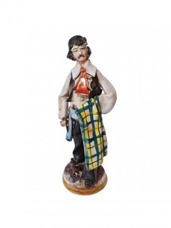 Статуэтка винтажная Termine Sciacca "Мужчина в национальном костюме со скатертью в руке", фарфор, 28 см, Германия, 1960-70гг.