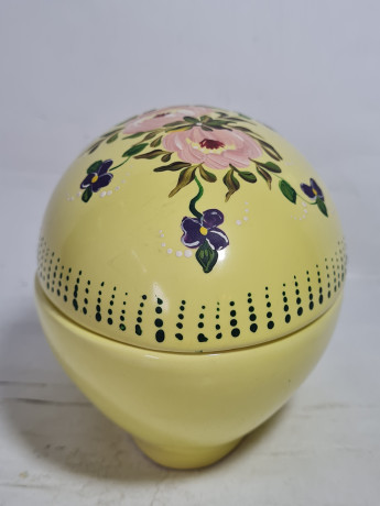 Шкатулка винтажная Im Stil Lefton China в форме яйца, в желтых тонах с цветочным декором, керамика, 11 х 11 см, Германия, 1970-80гг.