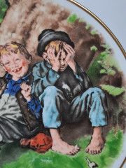 Тарелка декоративная винтажная Crown Bavaria / коллекция &quot;Приключения Тома Сойера&quot; (Норман Рокуэлл) &quot;Первая сигарета&quot; / диз. Дейв Гроссман, фарфор, 19.5 см, Германия, 1977 год