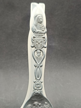 Ложка винтажная Jan Steen Pewter, сувенирная, с объемным декором, фигурками на ручке, олово, 17.5 см, Голландия, 1950-60гг.