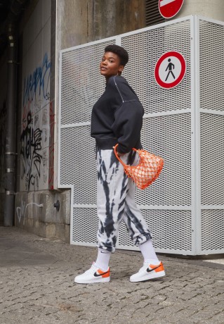 Nike Sportswear AIR FORCE 1 07 ESS SNKR Sneaker low white/black/brilliant orange AIR FORCE 1 07 ESS SNKR кроссовки женские низкие белый/черный/ярко-оранжевый