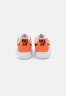 Nike Sportswear AIR FORCE 1 07 ESS SNKR Sneaker low white/black/brilliant orange AIR FORCE 1 07 ESS SNKR кроссовки женские низкие белый/черный/ярко-оранжевый
